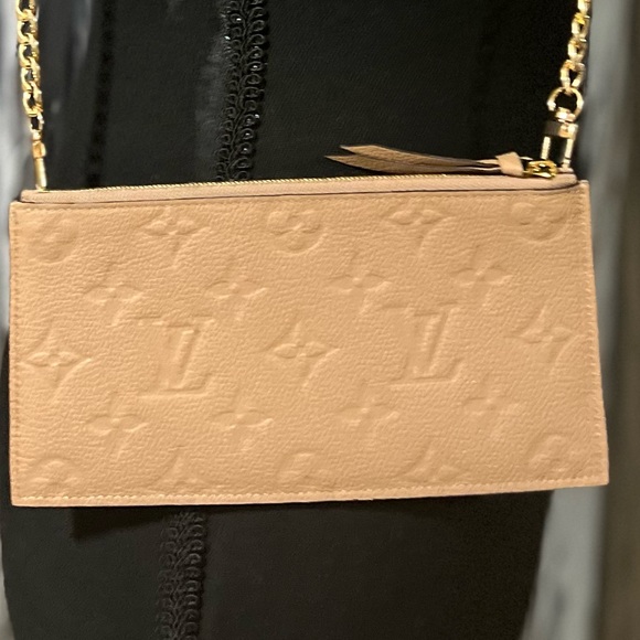 LOUIS VUITTON BLUSH NEW MICRO WALLET ON CHAIN - Picture 2 of 16